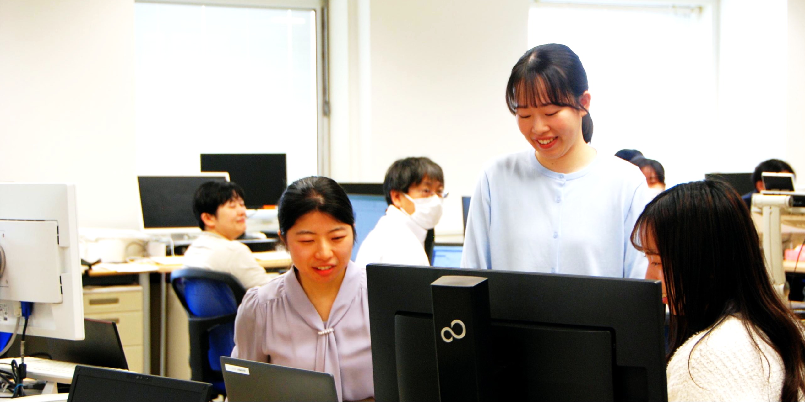 ソフィア総合研究所で働く若手社員の情熱的な議論風景